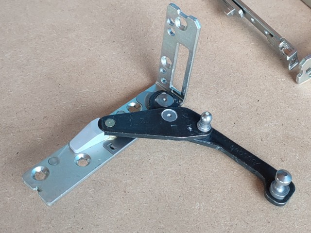 ricambi-roto-frank-ferramenta-per-finestre